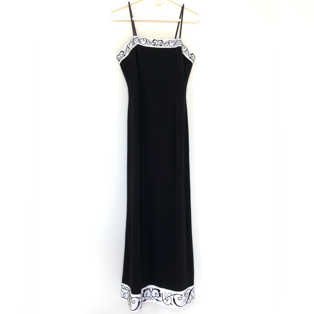 Papell Boutique ~ Evening Gown ~ Black Fitted with Embroidered Detail - Size 6